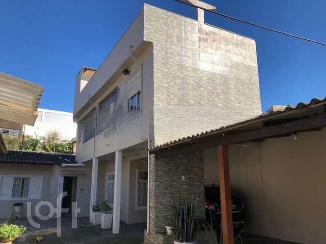 Casa com 380m², 3 dormitórios, 3 vagas, Vila Ipiranga em Porto Alegre