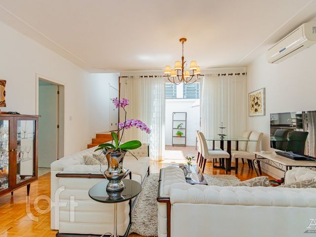 Casa com 223m², 3 dormitórios, 1 suíte, 2 vagas, Petrópolis em Porto Alegre