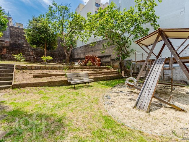 Casa com 223m², 3 dormitórios, 1 suíte, 2 vagas, Petrópolis em Porto Alegre