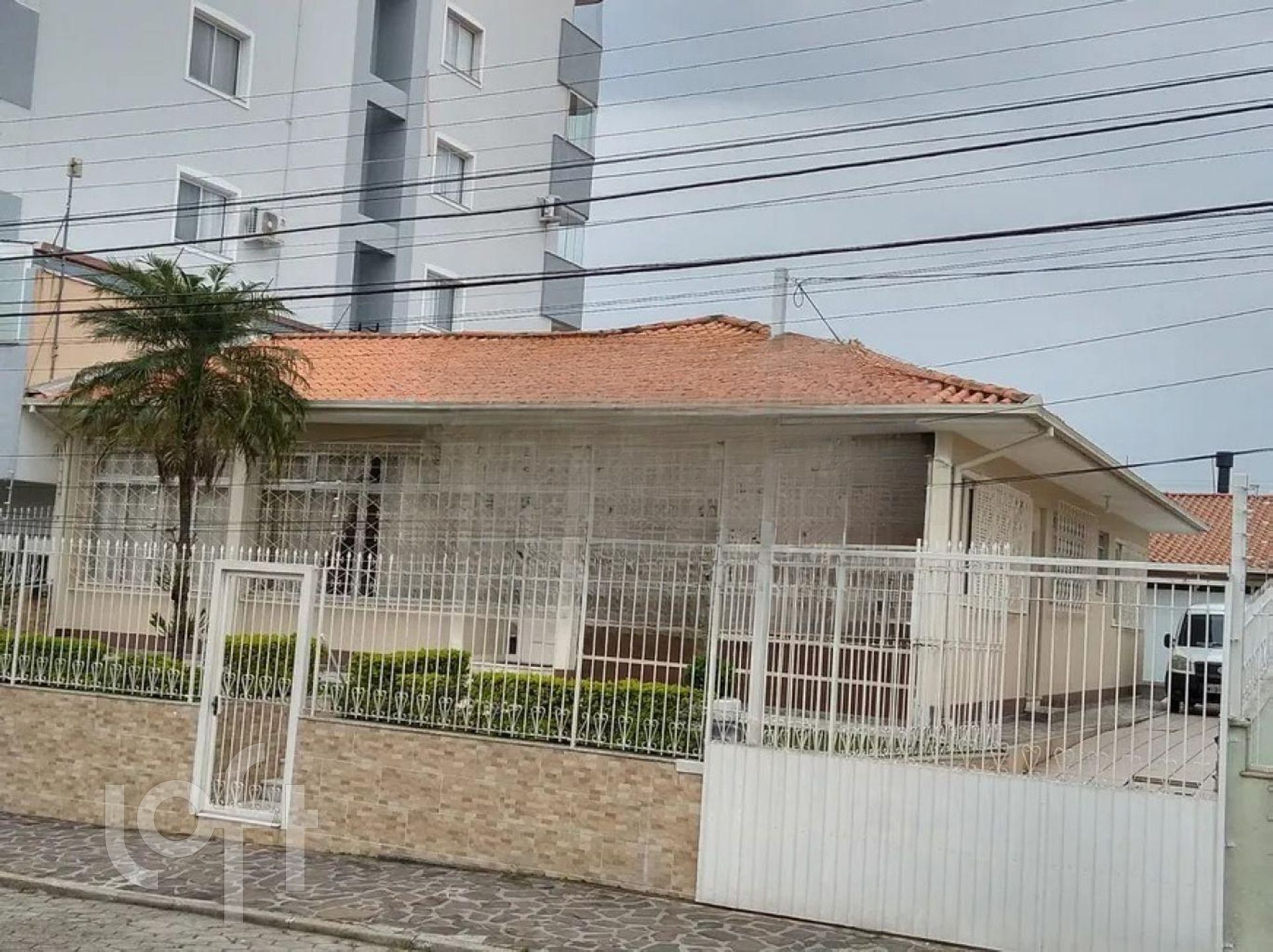 Casa Residencial com 323m², 4 quartos, 1 suíte, 2 garagens, no bairro Jardim Atlântico em Florianópolis