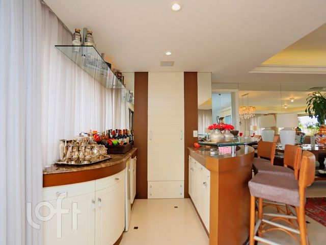 Apartamento com 260m², 3 dormitórios, 5 vagas, Bela Vista em Porto Alegre