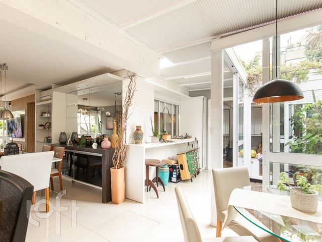 Apartamento com 150m², 3 dormitórios, 1 suíte, 2 vagas, Petrópolis em Porto Alegre