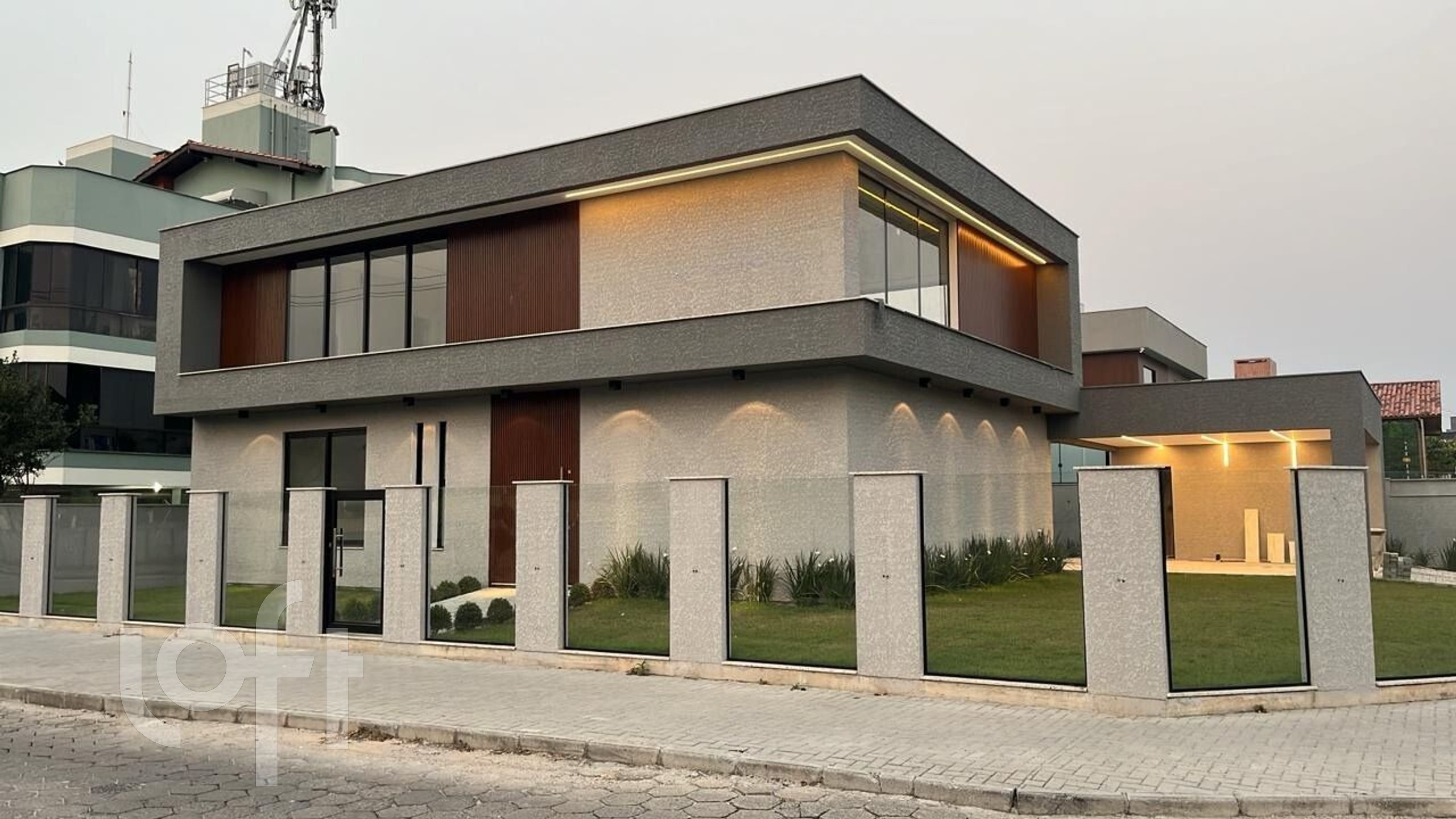 Casa à venda em Ingleses com 350 m², 4 quartos, 3 suítes, 4 vagas