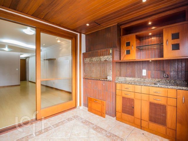 Apartamento com 107m², 3 dormitórios, 1 suíte, 2 vagas, Petrópolis em Porto Alegre