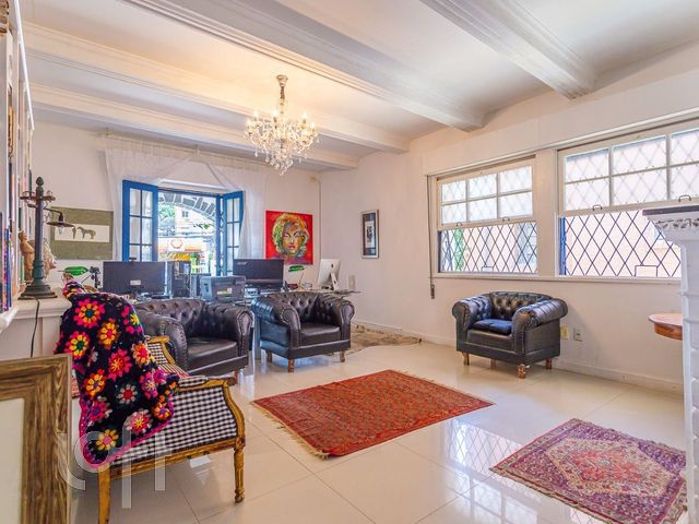 Apartamento com 203m², 3 dormitórios, 1 suíte, 3 vagas, Independência em Porto Alegre