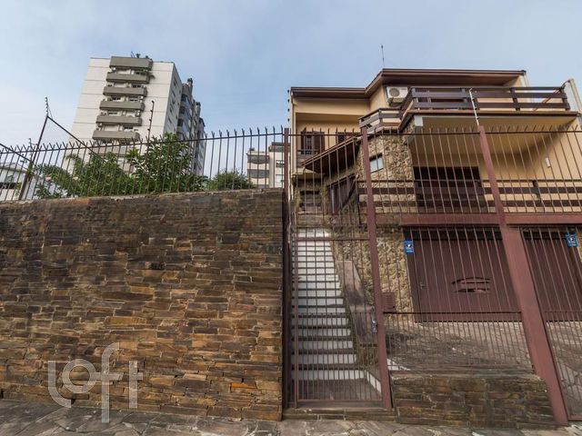 Casa com 290m², 3 dormitórios, 1 suíte, 2 vagas, Cristo Redentor em Porto Alegre