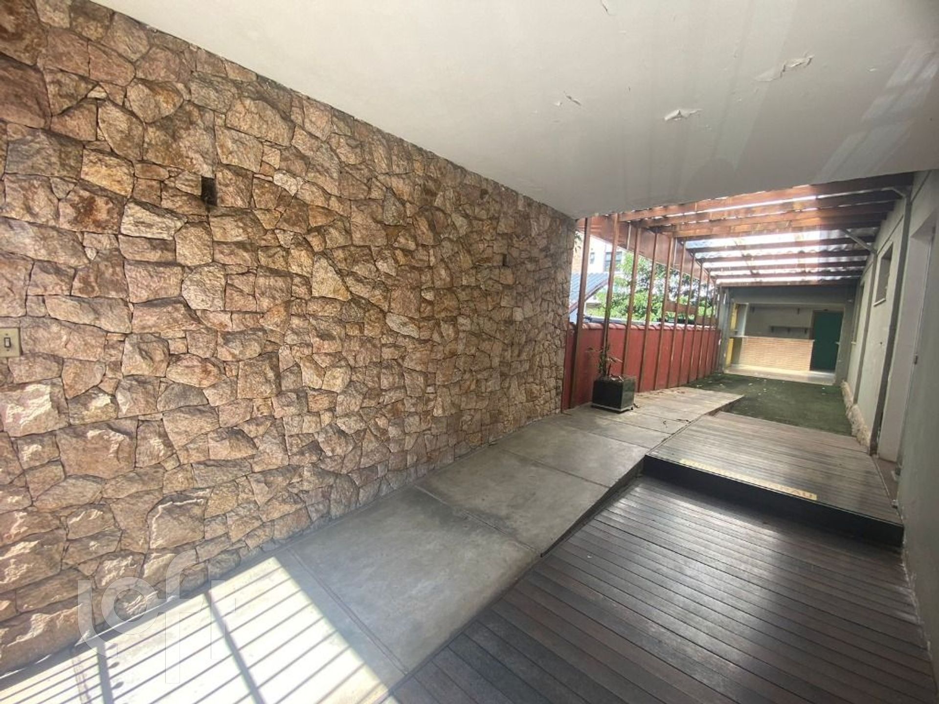 Casa à venda com 6 quartos, 310m² - Foto 2