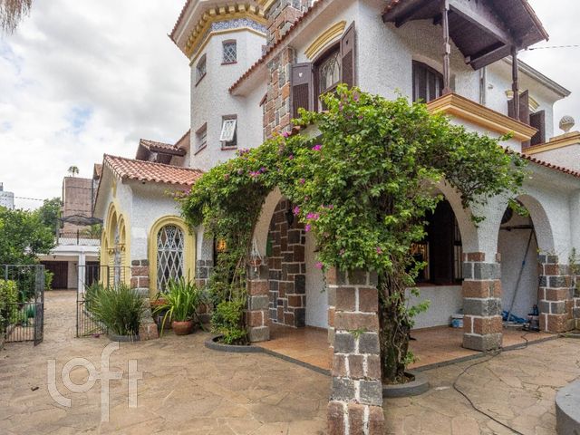 Casa com 750m², 3 dormitórios, 2 suítes, 4 vagas, Petrópolis em Porto Alegre