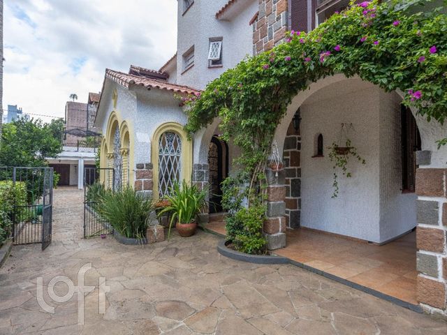 Casa com 750m², 3 dormitórios, 2 suítes, 4 vagas, Petrópolis em Porto Alegre