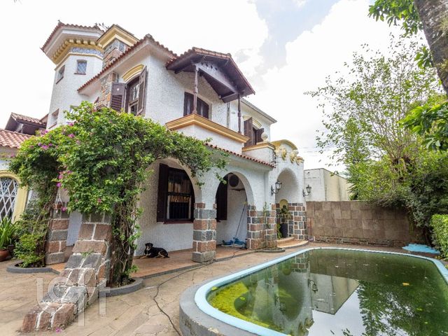 Casa com 750m², 3 dormitórios, 2 suítes, 4 vagas, Petrópolis em Porto Alegre