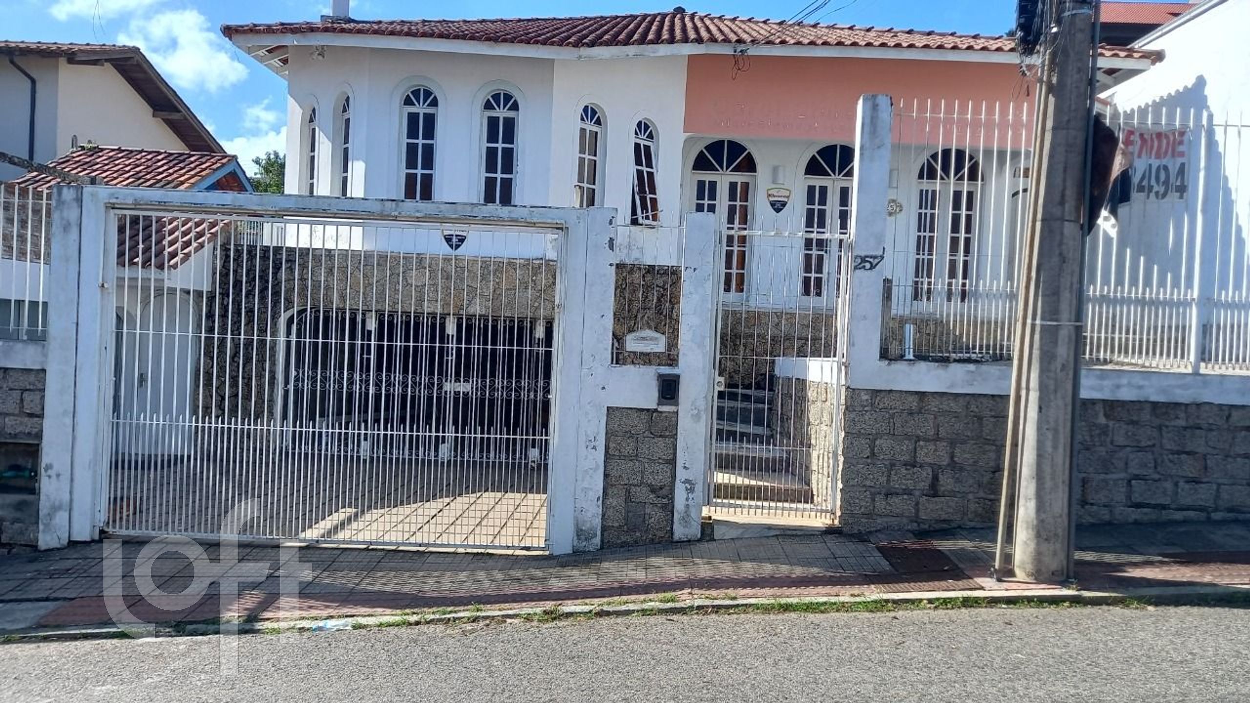 Casa à venda em Agronômica com 419 m², 3 quartos, 1 suíte, 3 vagas