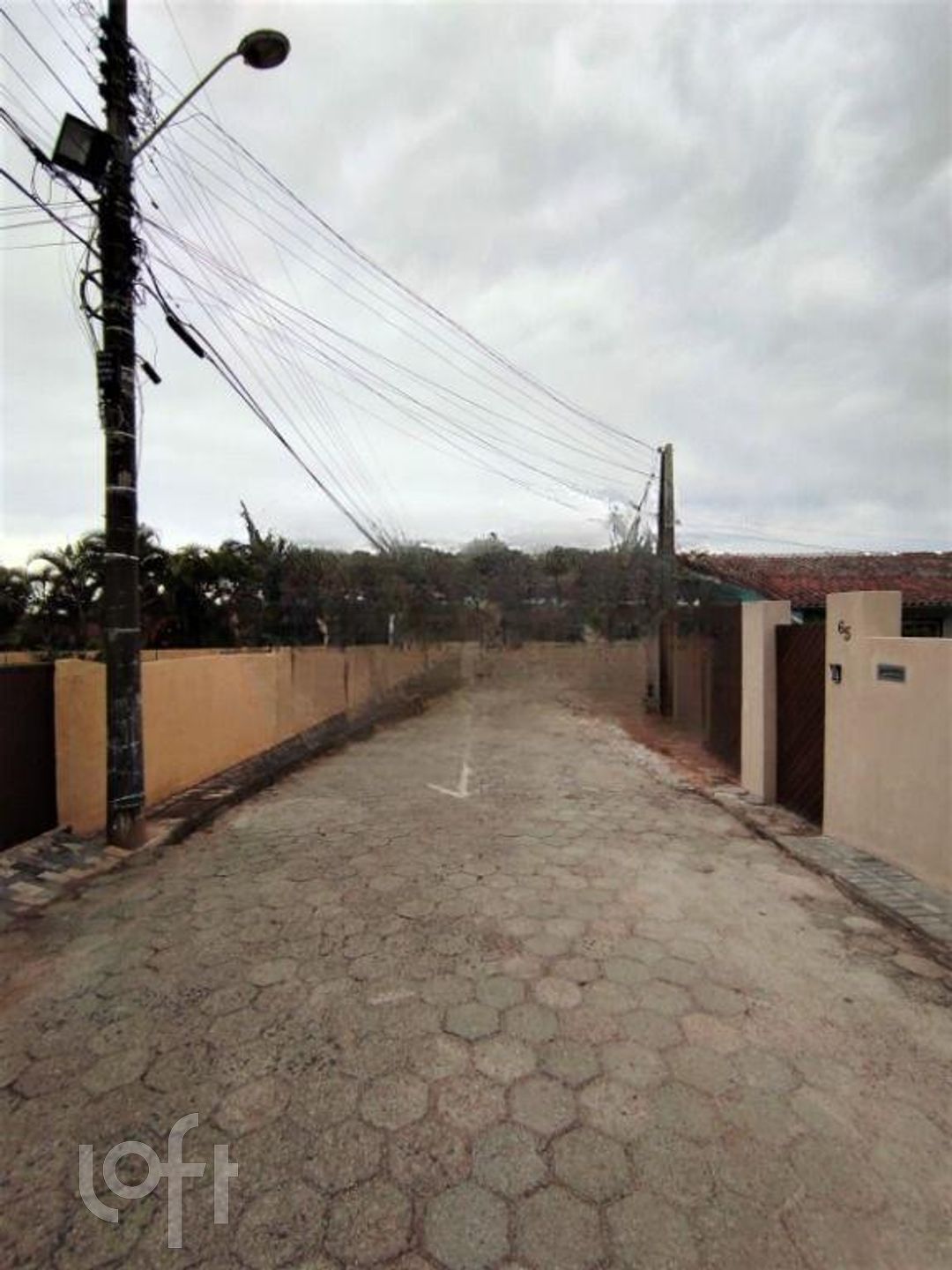 Casa Residencial com 175m², 5 quartos, 2 garagens, no bairro Sambaqui em Florianópolis