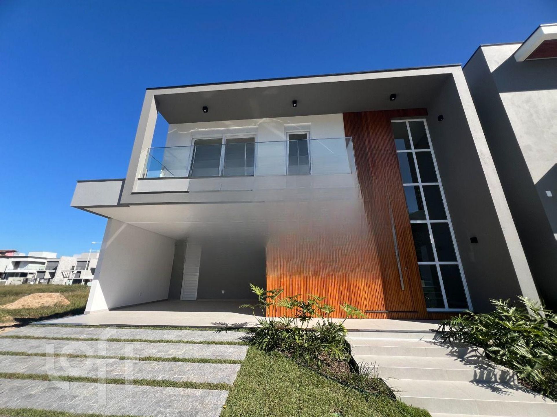 Casa Residencial com 216m², 3 quartos, 3 suítes, 2 garagens, no bairro Rio tavares central em Florianópolis