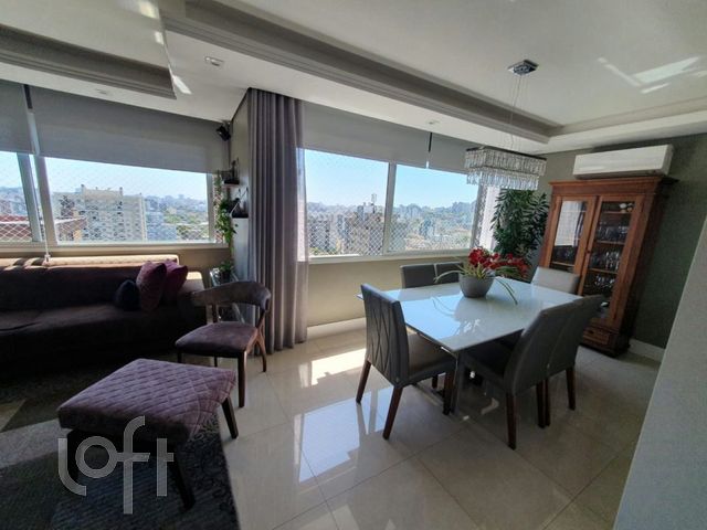 Apartamento com 105m², 2 dormitórios, 1 suíte, 2 vagas, Petrópolis em Porto Alegre