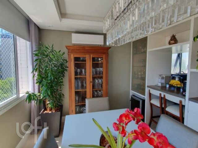 Apartamento com 105m², 2 dormitórios, 1 suíte, 2 vagas, Petrópolis em Porto Alegre