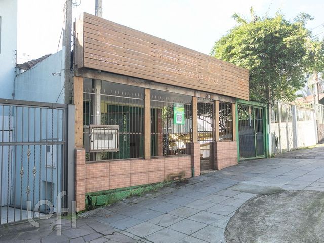 Casa com 280m², 3 dormitórios, 3 vagas, Petrópolis em Porto Alegre