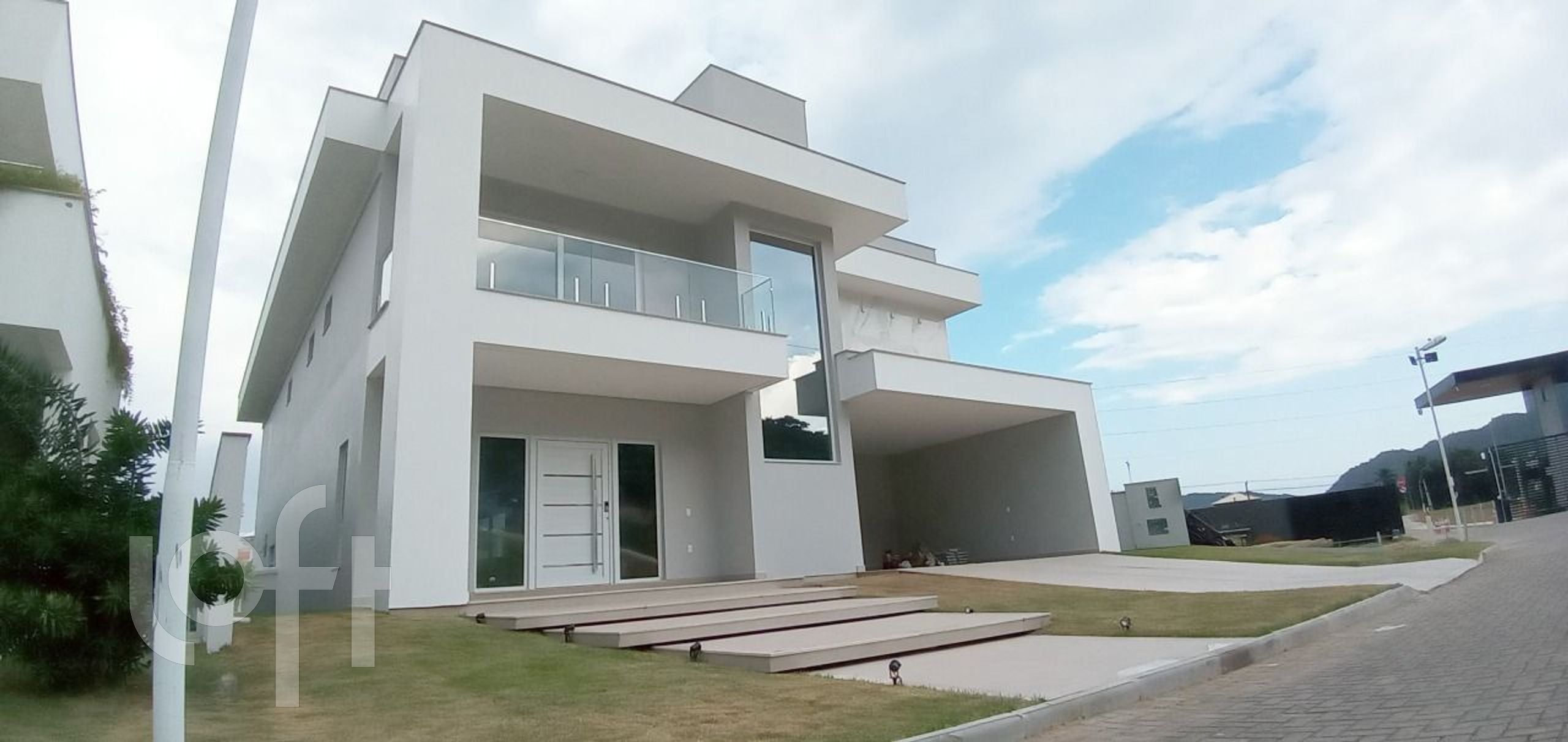 Casa Residencial com 378m², 4 quartos, 3 suítes, 4 garagens, no bairro Ingleses em Florianópolis