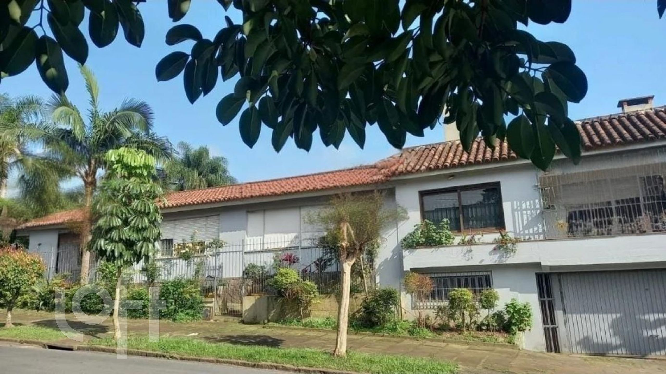 Casa com 360m², 5 dormitórios, 3 vagas, Três Figueiras em Porto Alegre