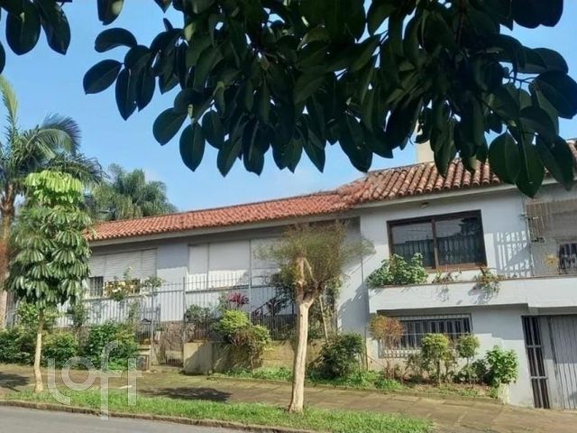 Casa com 360m², 5 dormitórios, 3 vagas, Três Figueiras em Porto Alegre