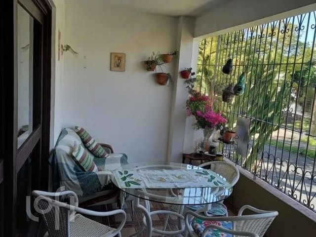 Casa com 360m², 5 dormitórios, 3 vagas, Três Figueiras em Porto Alegre