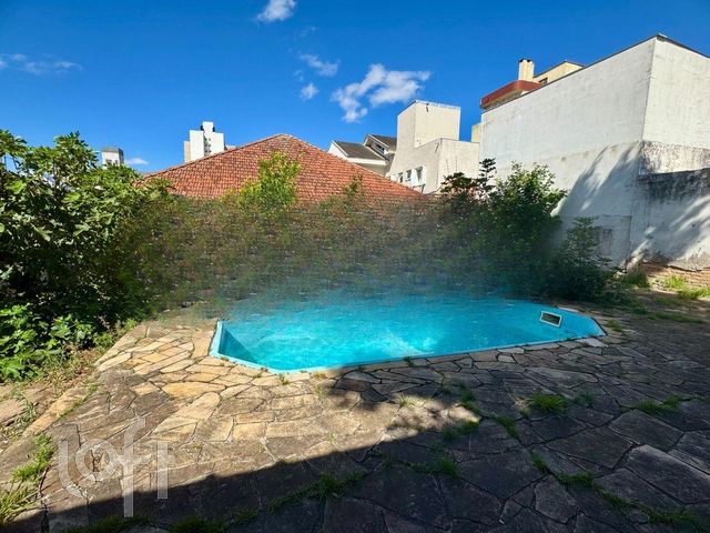 Casa com 280m², 6 dormitórios, 3 vagas, Santana em Porto Alegre