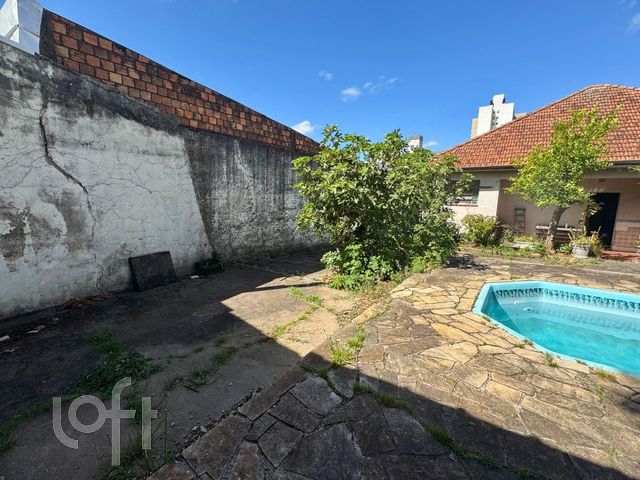 Casa com 280m², 6 dormitórios, 3 vagas, Santana em Porto Alegre