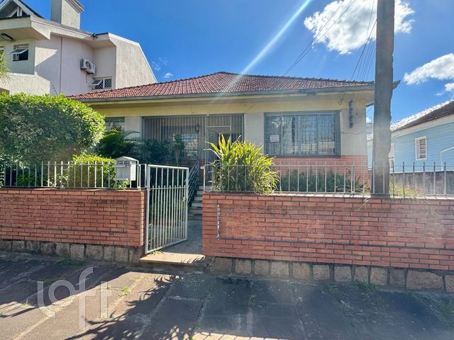 Casa com 280m², 6 dormitórios, 3 vagas, Santana em Porto Alegre