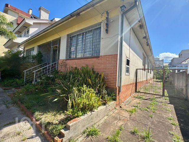 Casa com 280m², 6 dormitórios, 3 vagas, Santana em Porto Alegre