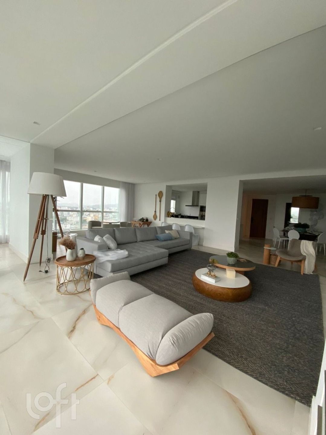 Apartamento à venda em Barra Sul com 187 m², 3 quartos, 3 suítes
