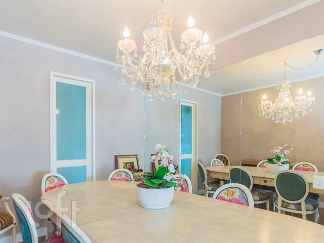 Apartamento com 240m², 3 dormitórios, 1 suíte, 2 vagas, Petrópolis em Porto Alegre