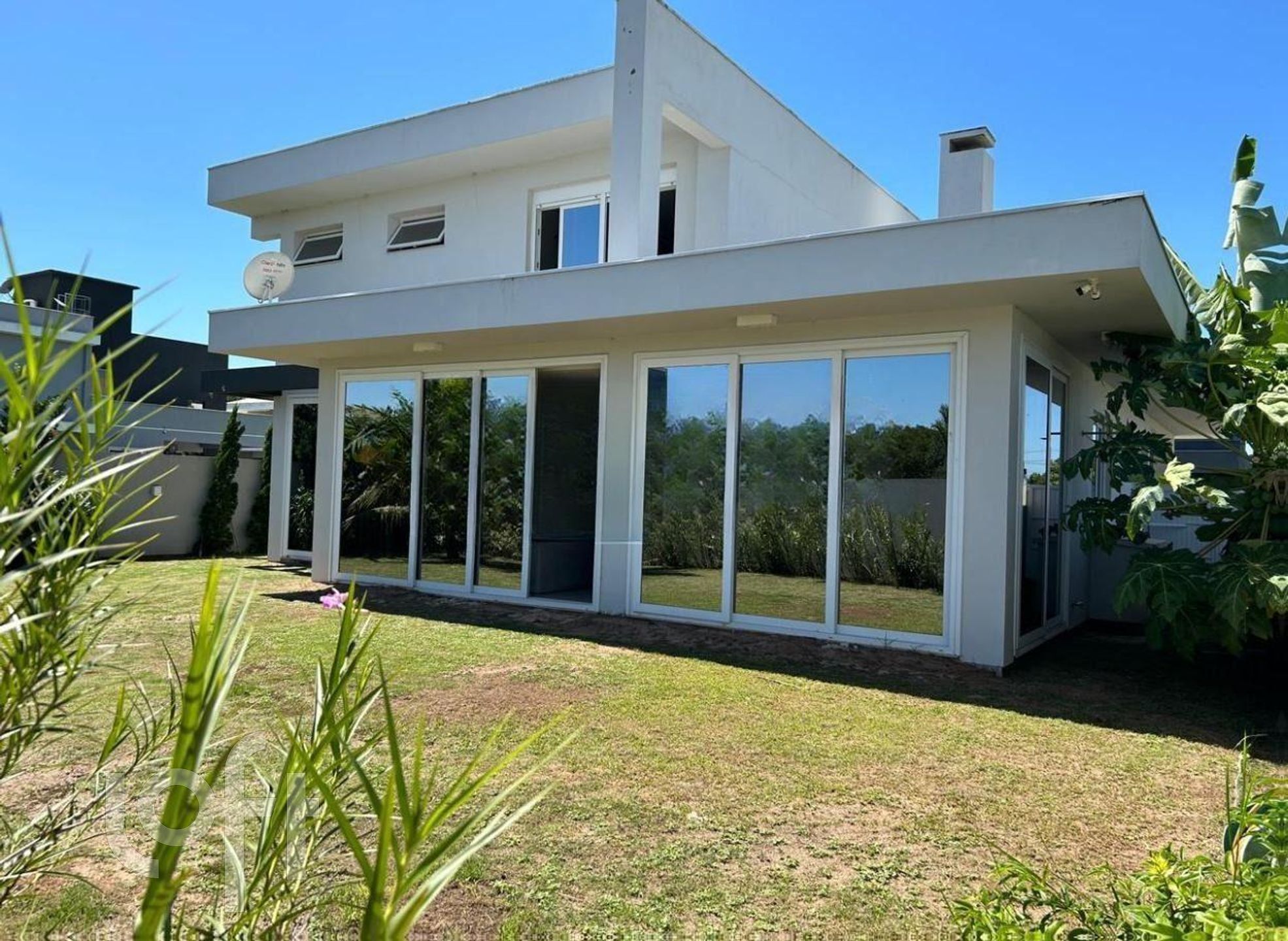 Casa Residencial com 306m², 4 quartos, 4 suítes, 4 garagens, no bairro Campeche Central em Florianópolis