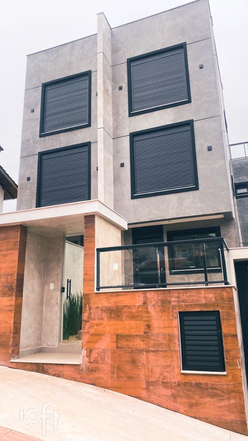 Casa Residencial com 238m², 3 quartos, 3 suítes, 3 garagens, no bairro Ariribá em Balneário Camboriú