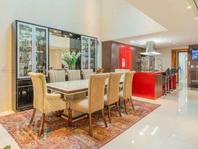 Casa com 714m², 6 dormitórios, 5 suítes, 6 vagas, Menino Deus em Porto Alegre