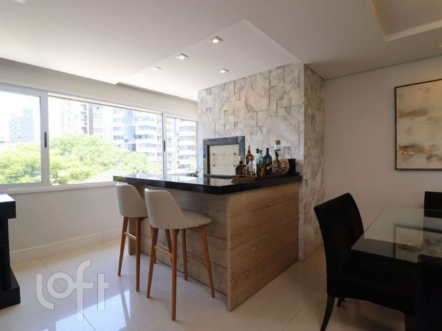 Apartamento com 140m², 3 dormitórios, 3 suítes, 2 vagas, Petrópolis em Porto Alegre