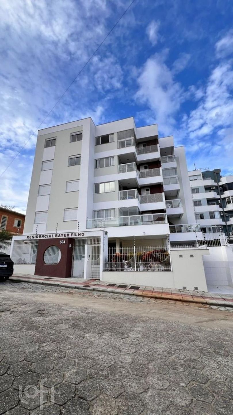 Apartamento à venda em Coqueiros com 63 m², 2 quartos, 1 suíte, 1 vaga