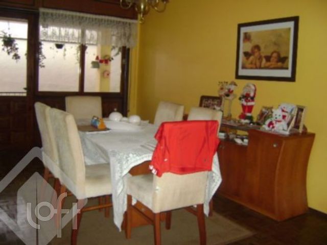 Casa com 372m², 4 dormitórios, 2 suítes, 4 vagas, Chácara das Pedras em Porto Alegre