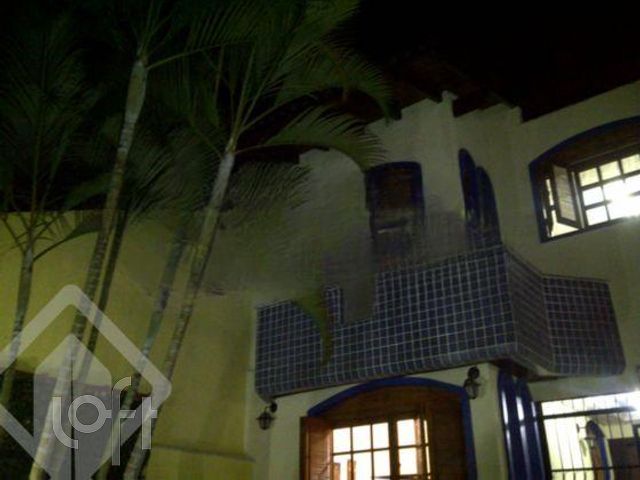 Casa com 227m², 3 dormitórios, 1 suíte, 8 vagas, Petrópolis em Porto Alegre