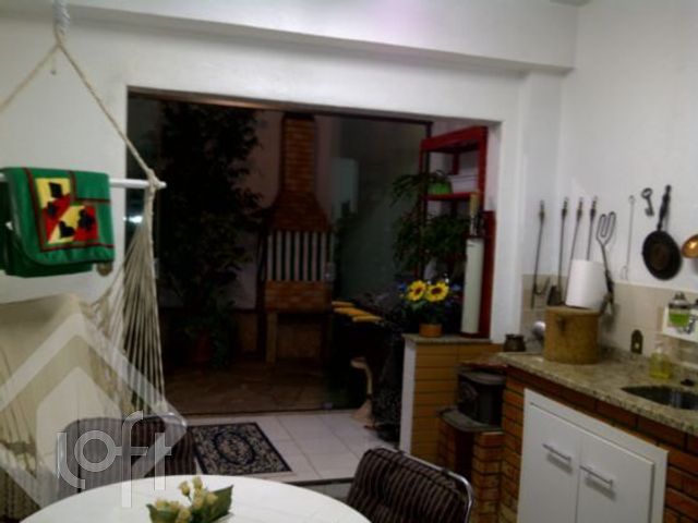 Casa com 227m², 3 dormitórios, 1 suíte, 8 vagas, Petrópolis em Porto Alegre