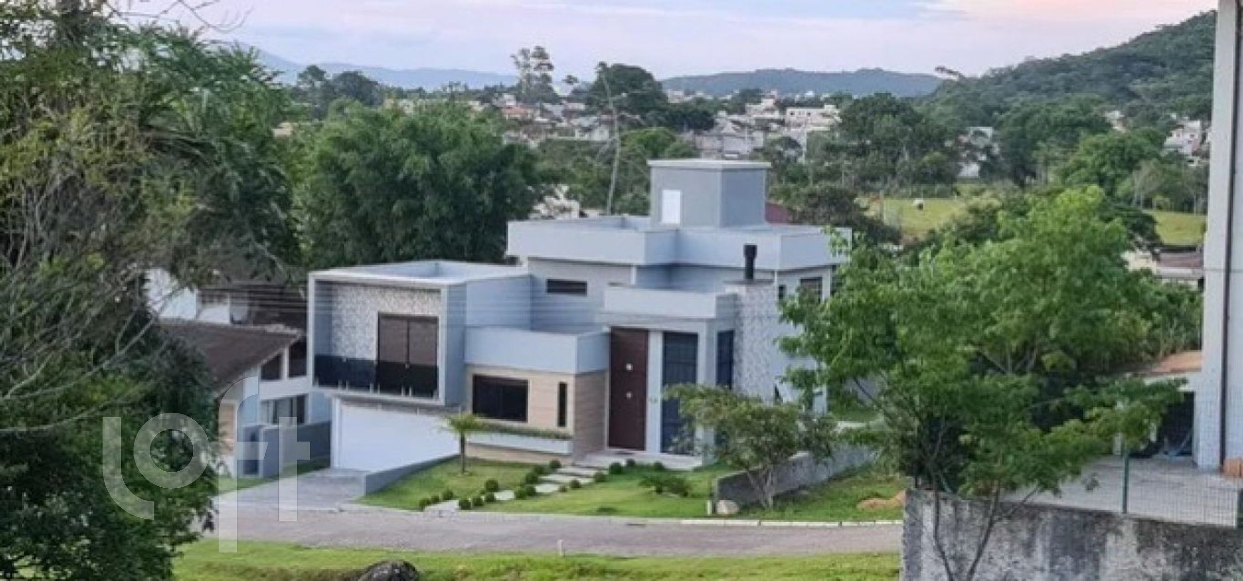 Casa Residencial com 235m², 4 quartos, 3 suítes, 2 garagens, no bairro Cachoeira do bom Jesus Leste em Florianópolis