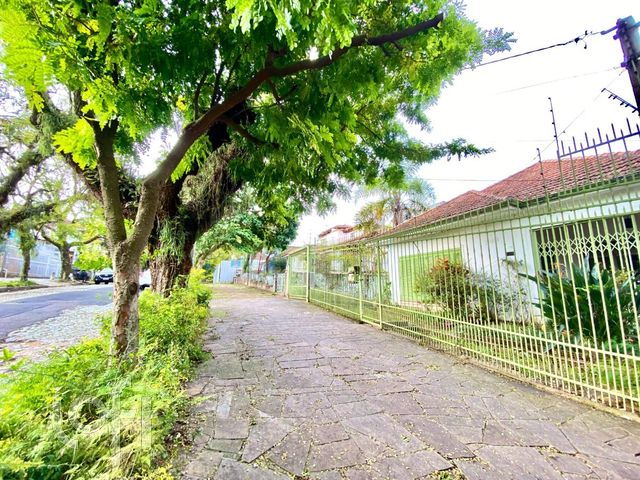 Casa com 654m², 3 dormitórios, Petrópolis em Porto Alegre