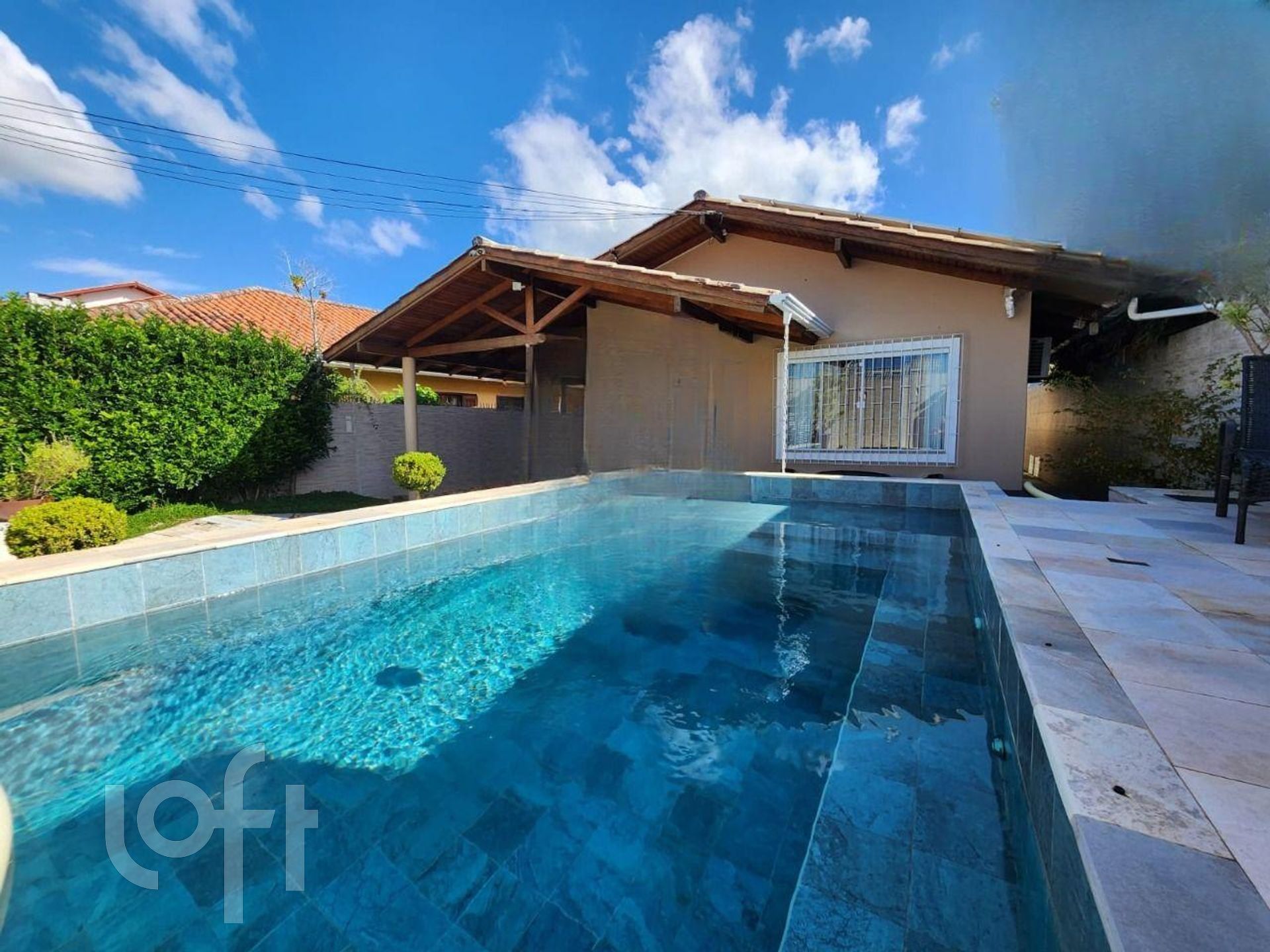 Casa à venda em Córrego Grande com 210 m², 3 quartos, 1 suíte, 2 vagas