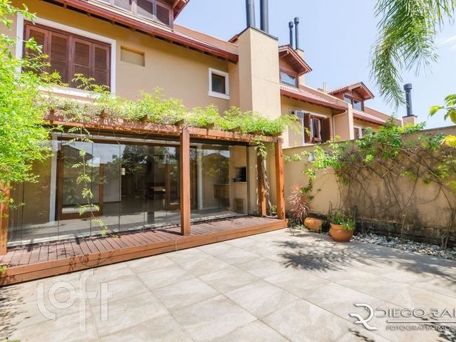 Casa em Condomínio com 436m², 3 dormitórios, 3 suítes, 4 vagas, Três Figueiras em Porto Alegre