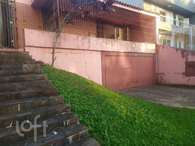 Casa com 200m², 3 dormitórios, 4 vagas, Menino Deus em Porto Alegre