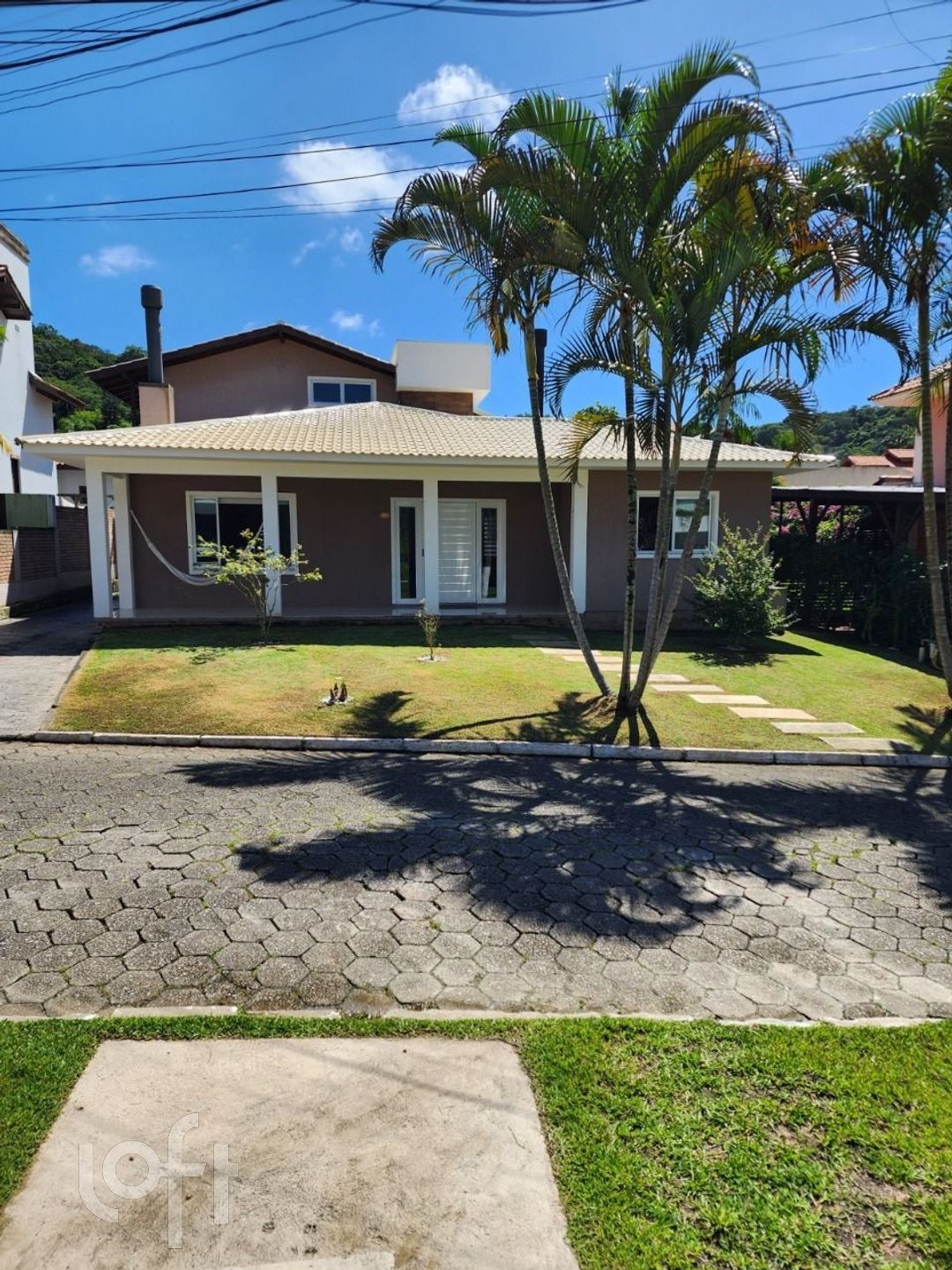 Casa Residencial com 328m², 5 quartos, 3 suítes, 2 garagens, no bairro Sambaqui em Florianópolis