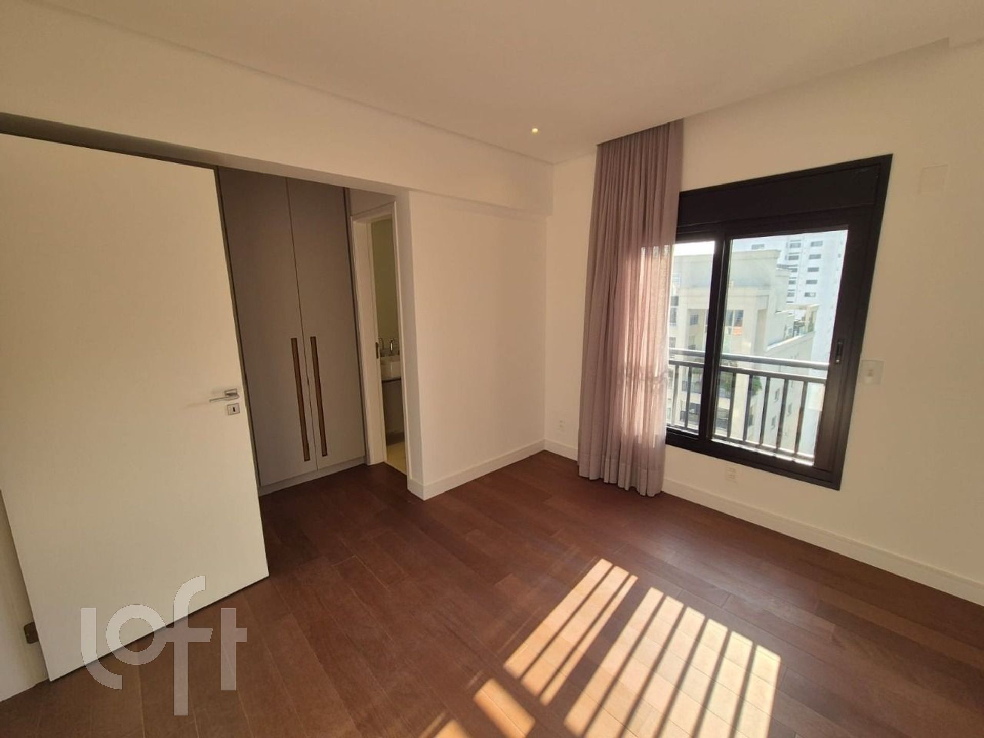 Apartamento à venda com 3 quartos, 226m² - Foto 3