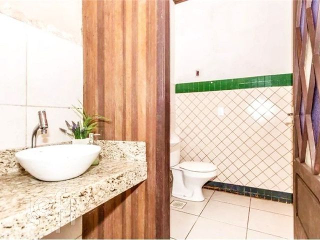 Casa com 260m², 3 dormitórios, 2 vagas, Menino Deus em Porto Alegre