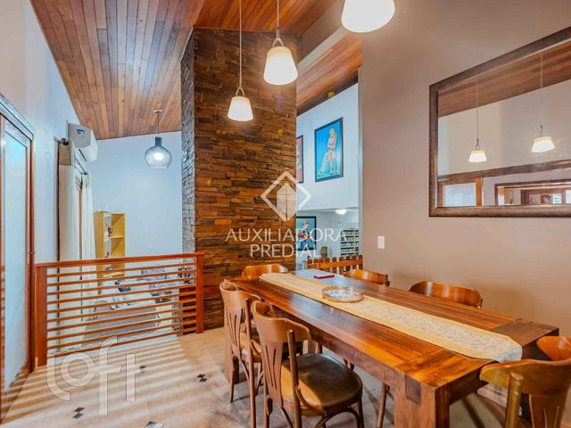 Casa com 249m², 3 dormitórios, 1 suíte, 4 vagas, Vila Ipiranga em Porto Alegre