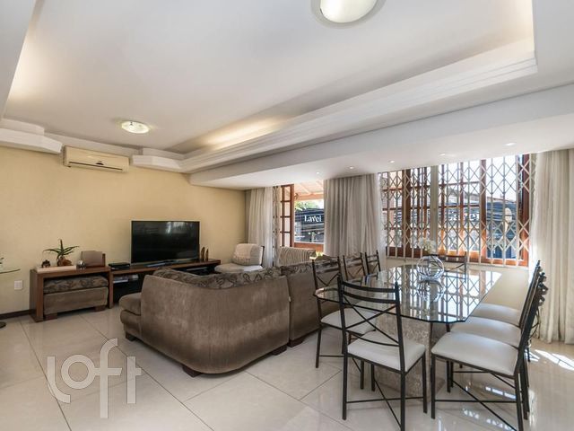 Casa com 385m², 3 dormitórios, 1 suíte, 4 vagas, Vila Ipiranga em Porto Alegre