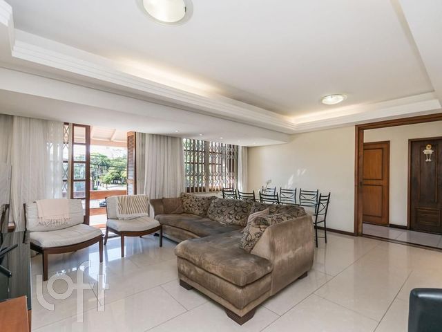 Casa com 385m², 3 dormitórios, 1 suíte, 4 vagas, Vila Ipiranga em Porto Alegre