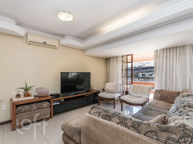 Casa com 385m², 3 dormitórios, 1 suíte, 4 vagas, Vila Ipiranga em Porto Alegre